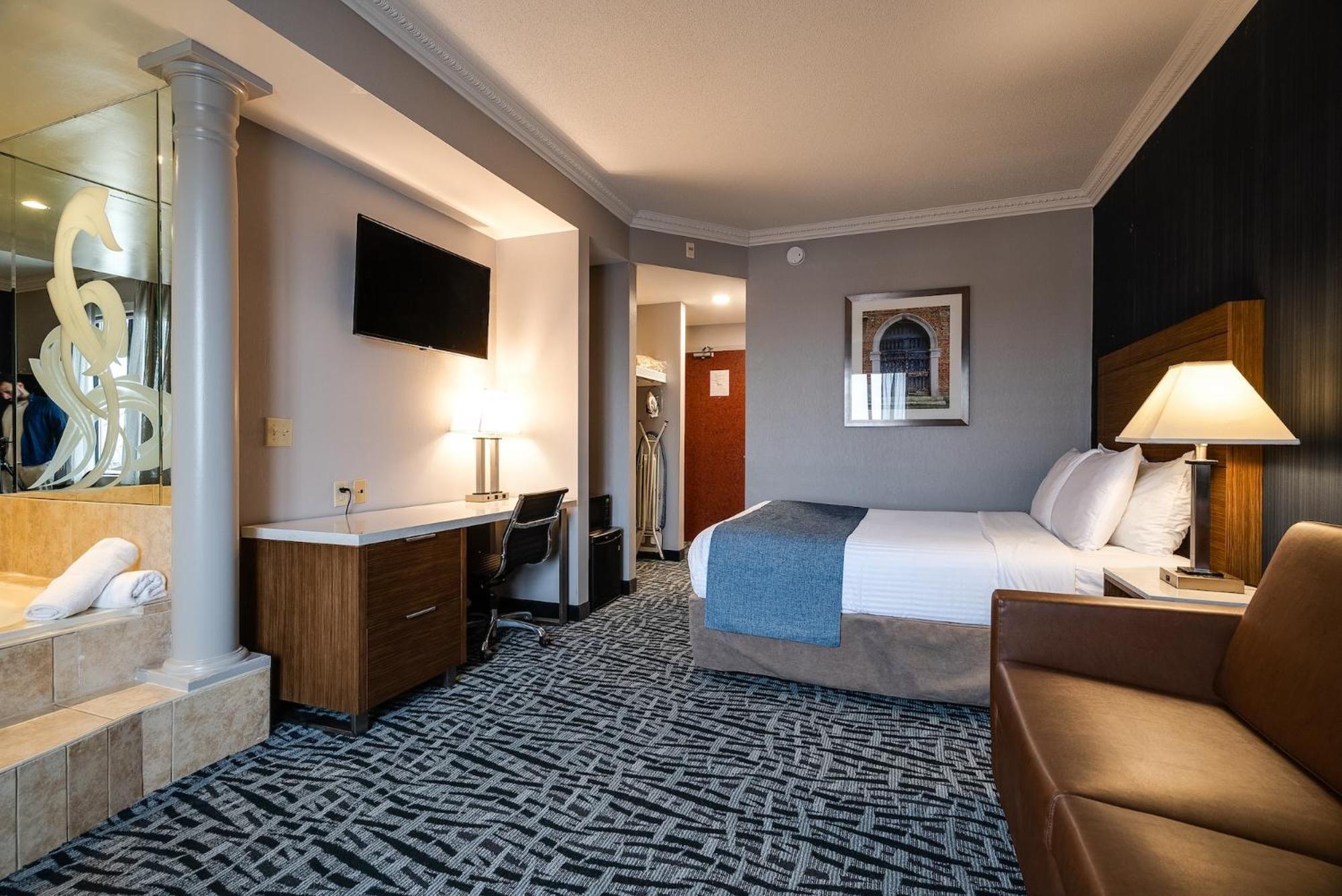Deluxe Queen Suite