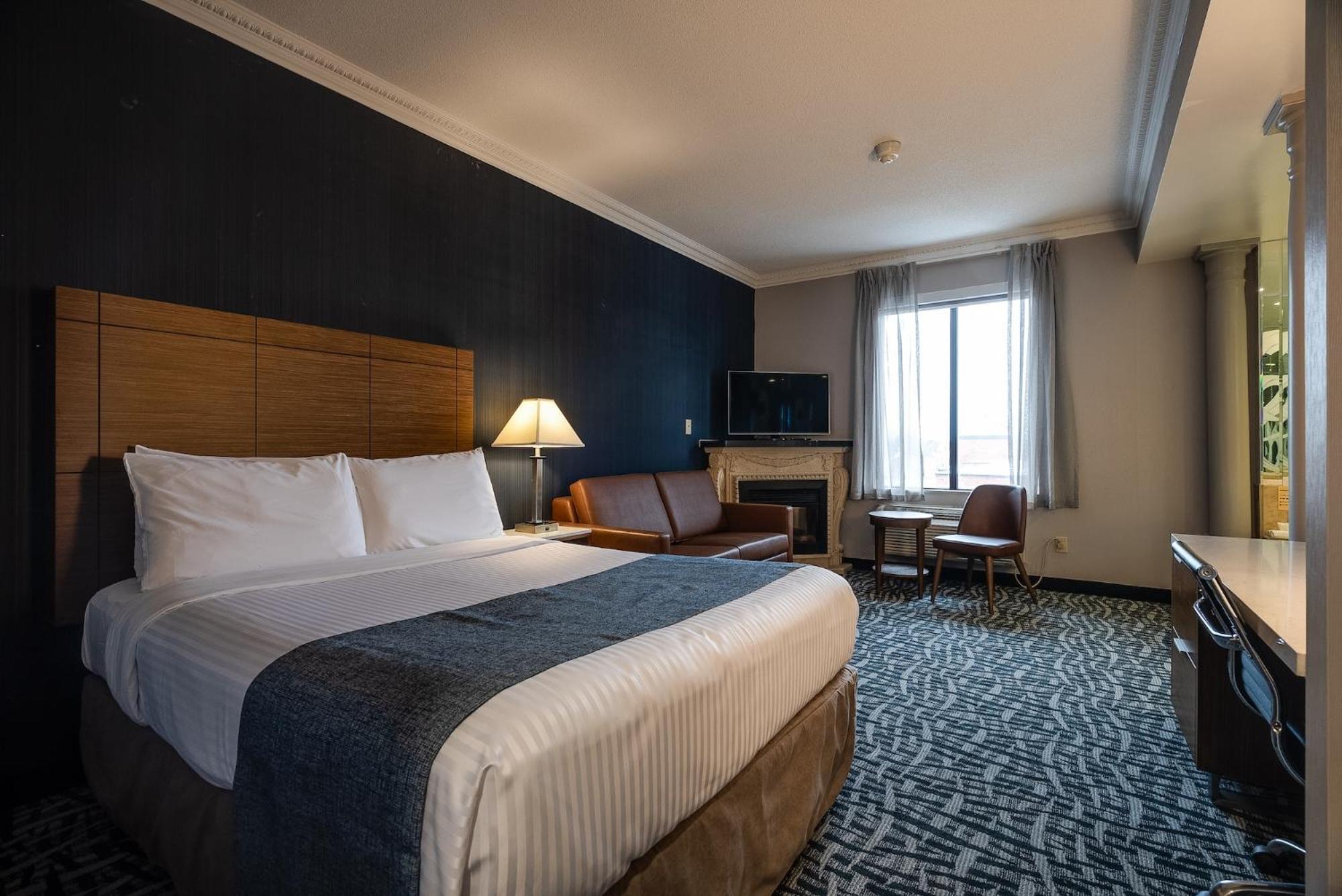 Deluxe Queen Suite