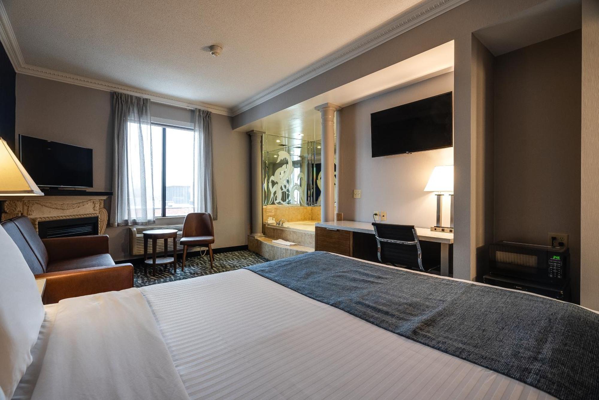 Deluxe Queen Suite
